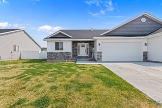 Building Photo - Partially furnished Twin home in Rigby