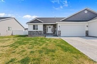 Building Photo - Partially furnished Twin home in Rigby