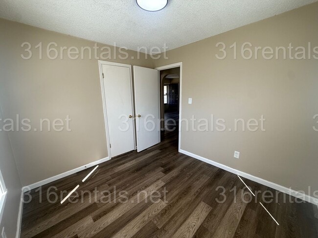 Building Photo - $1445 - 4 bedroom/ 2 bathroom - Single Family Home