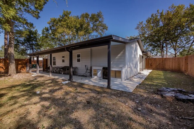 Back yard and side patio - 9305 Emnora Ln