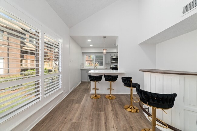 Building Photo - 717 Davis Rd