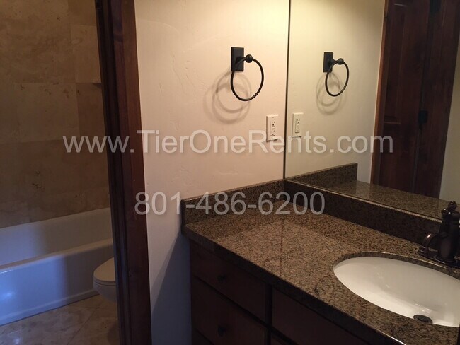 Building Photo - NO DEPOSIT Option Available for This Prope...