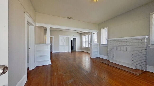 Building Photo - 5-Bedroom Home in Springfield!