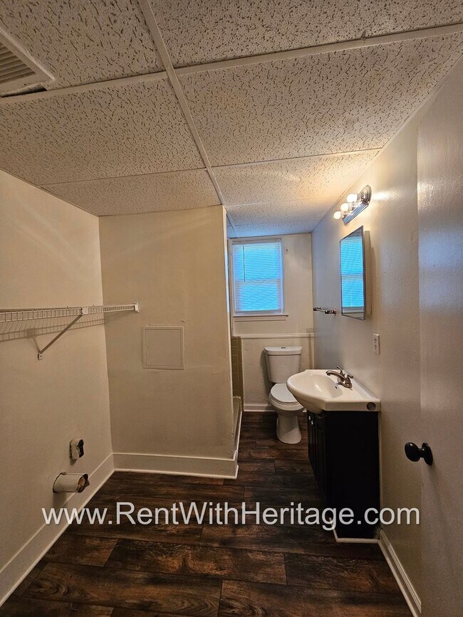 Building Photo - Amazing 4 Bedroom/ 2 Bath Home / Bonus Roo...