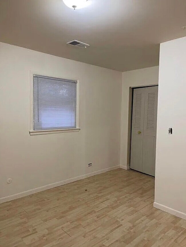 Building Photo - 219 N Grace Ave