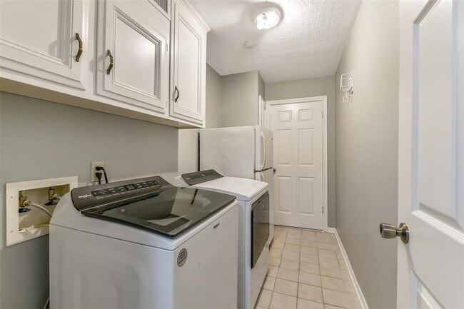 Building Photo - 16019 Stratton Park Dr