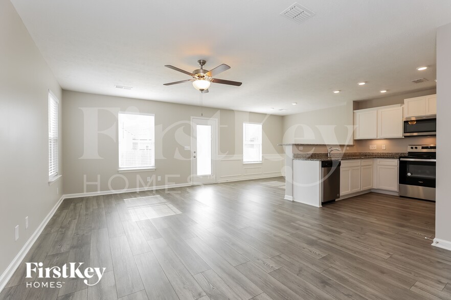 Building Photo - 2230 Oak Dr