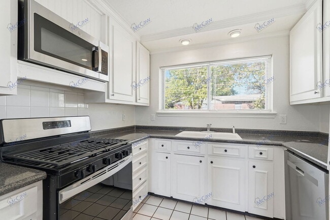 Building Photo - 3401 Princeton Dr