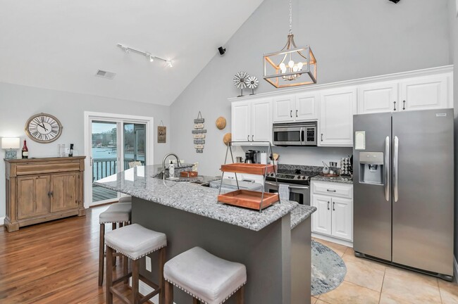 Building Photo - Fully Furnished Mid Term Lease