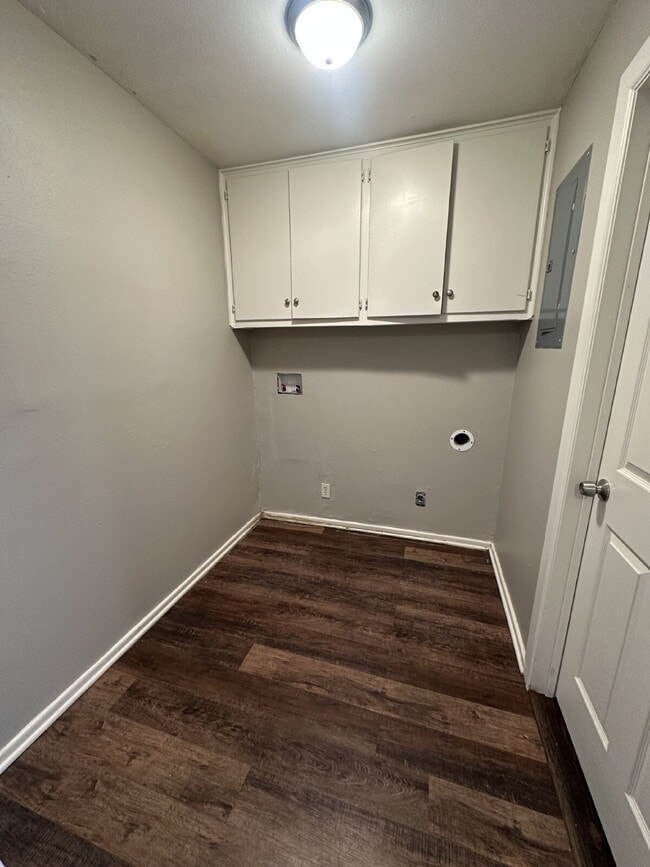 Building Photo - Spacious Duplex with Off-Street Parking