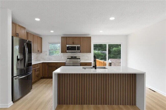 Building Photo - 804 S Montclaire Dr