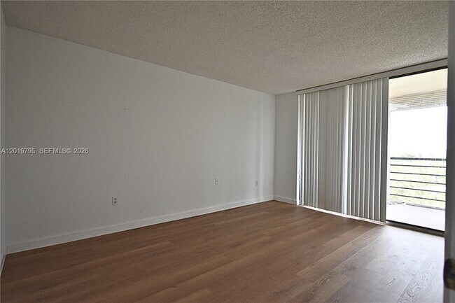 Building Photo - 1100 St Charles Pl
