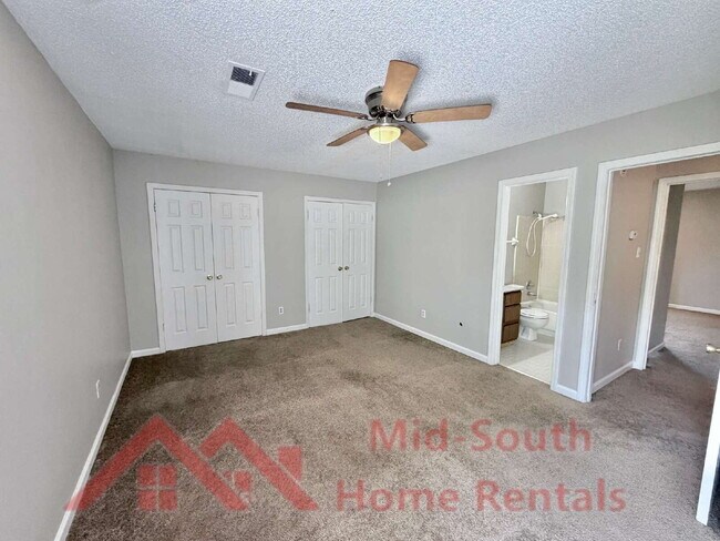 Building Photo - 6007 Hickory Cove