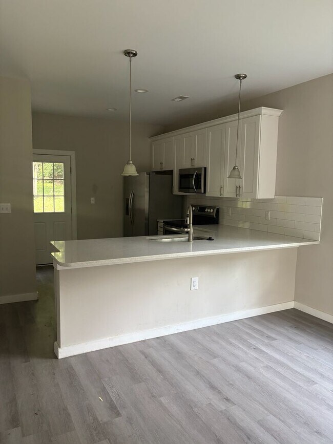 Building Photo - Spacious 3bedroom House
