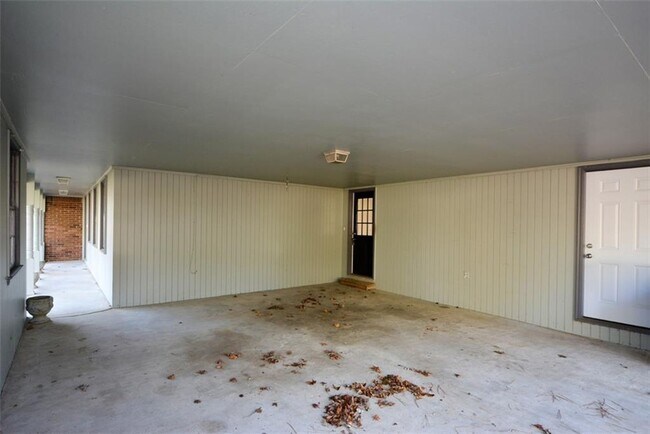 Building Photo - 1316 White Oak St SE