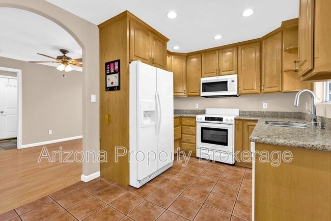 Building Photo - 5610 W Grovers Ave