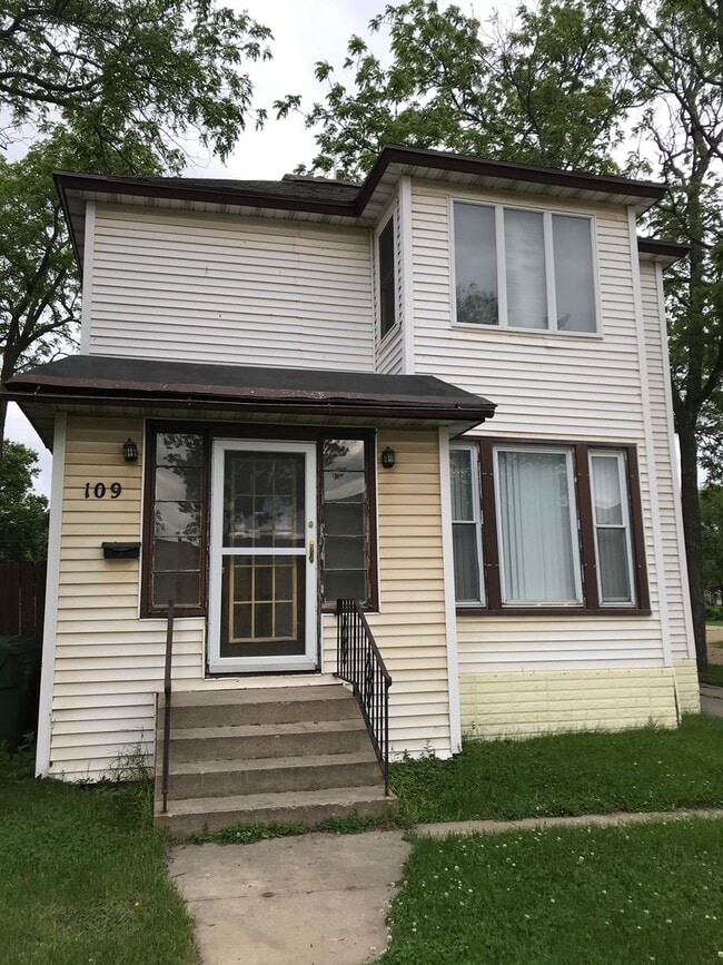 Building Photo - 4 Bedrooms/2 Bath Home with attached Garage