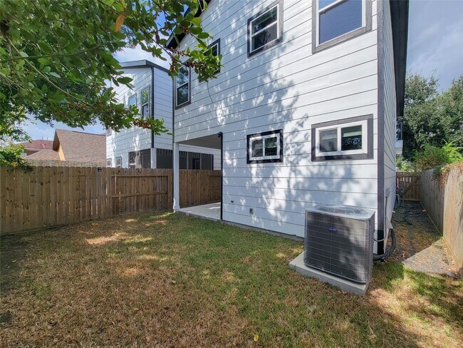 Building Photo - 5019 Creekmont Dr