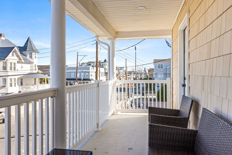 Building Photo - 142 E Youngs Ave