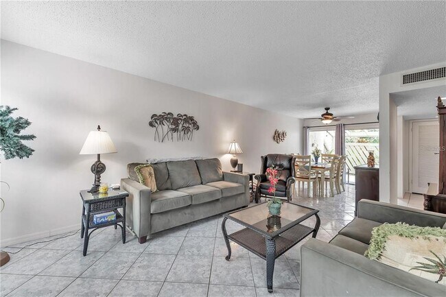 Building Photo - 425 Windrush Bay Dr