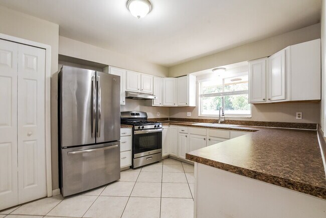 Building Photo - 208 12 League Cir