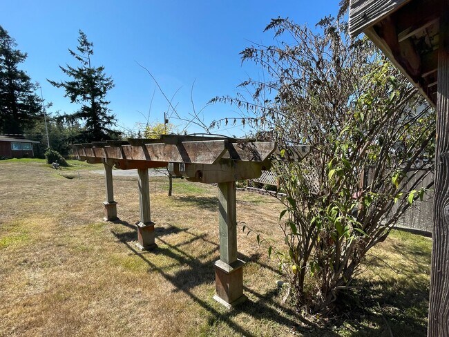 Building Photo - Lovely Mid-Island Home Available August 19th!