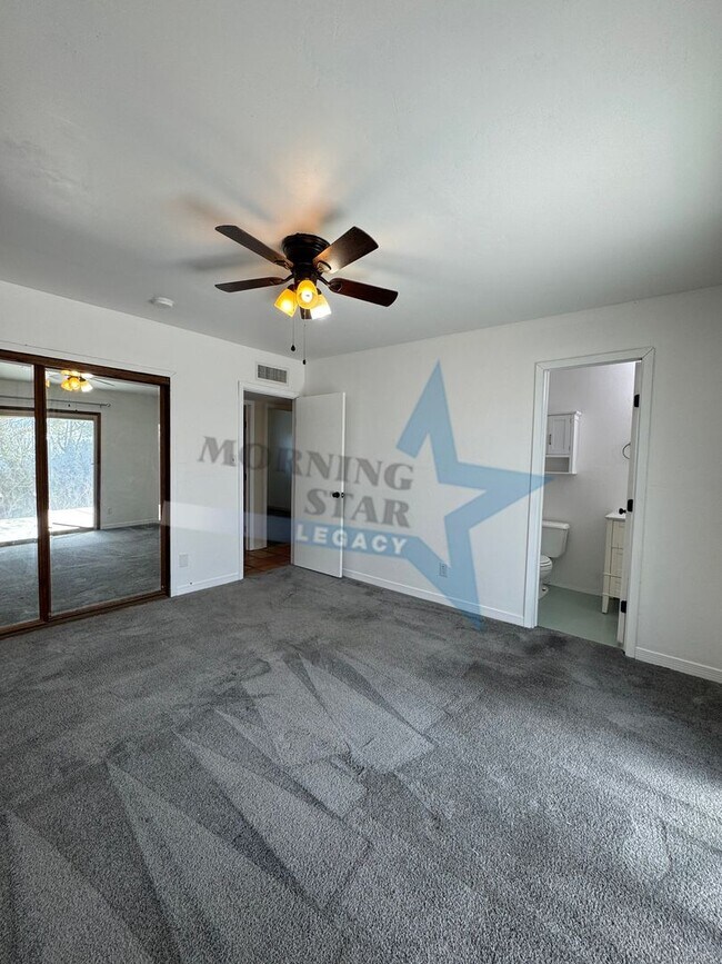 Building Photo - Hurry Leasing Special!! 3-Bedroom Home