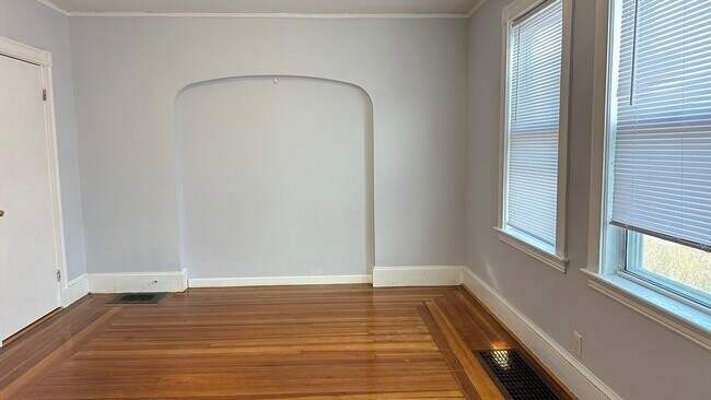 Building Photo - 10 Newport Terrace