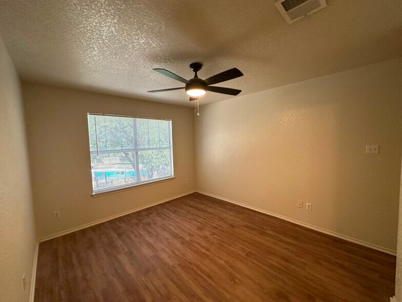 Guest Bedroom - 4400 Switch Willo