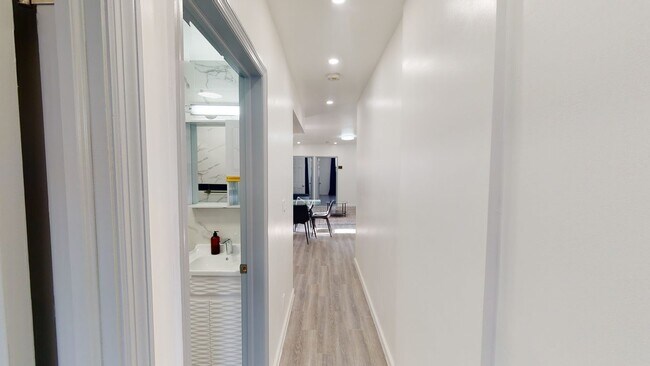 Building Photo - Queen room in 4-bed/2.0-bath Home