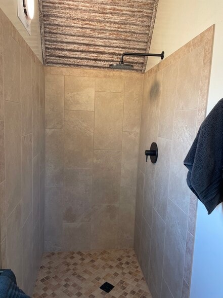 Walk-in shower. - 8405 N Via Socorro