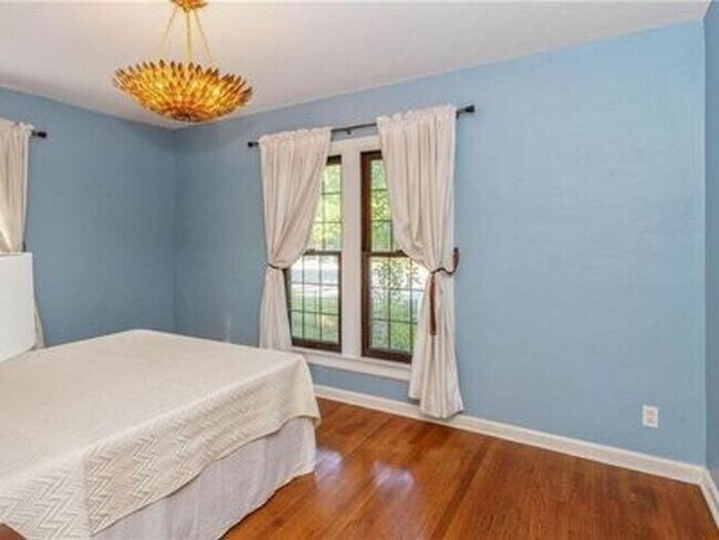 Building Photo - Lovely Forest Hills Home