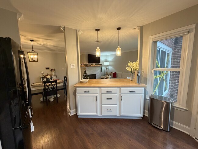 Building Photo - 7602 Lakeside Village Dr