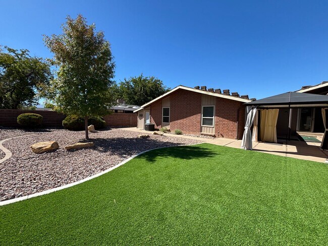 Building Photo - SPACIOUS REMODELED HOME FOR RENT!