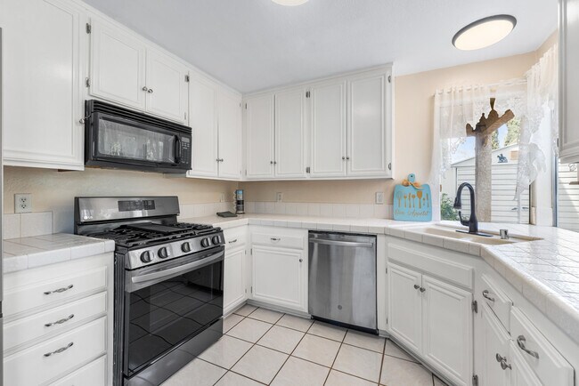 Building Photo - 42851 Lemonwood Dr