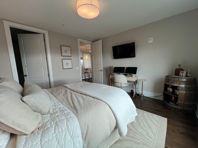 Building Photo - Spacious 2 bedroom 3 bath condo with office in City Lights!