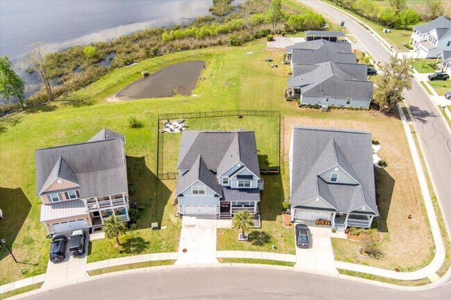 Building Photo - Show stopping 5 bed/3 bath rental in the h...