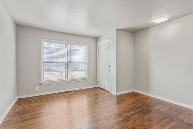 Primary Photo - 1217 N Blackwelder Ave