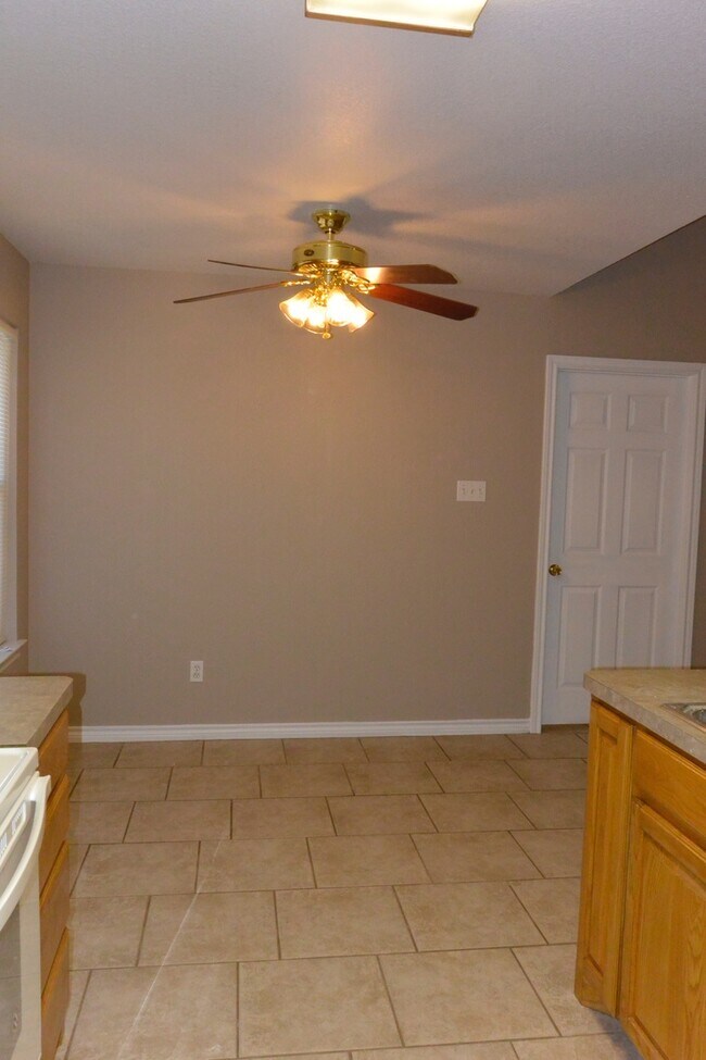 Building Photo - AVAILABLE NOW Single Family Home 3/2/2