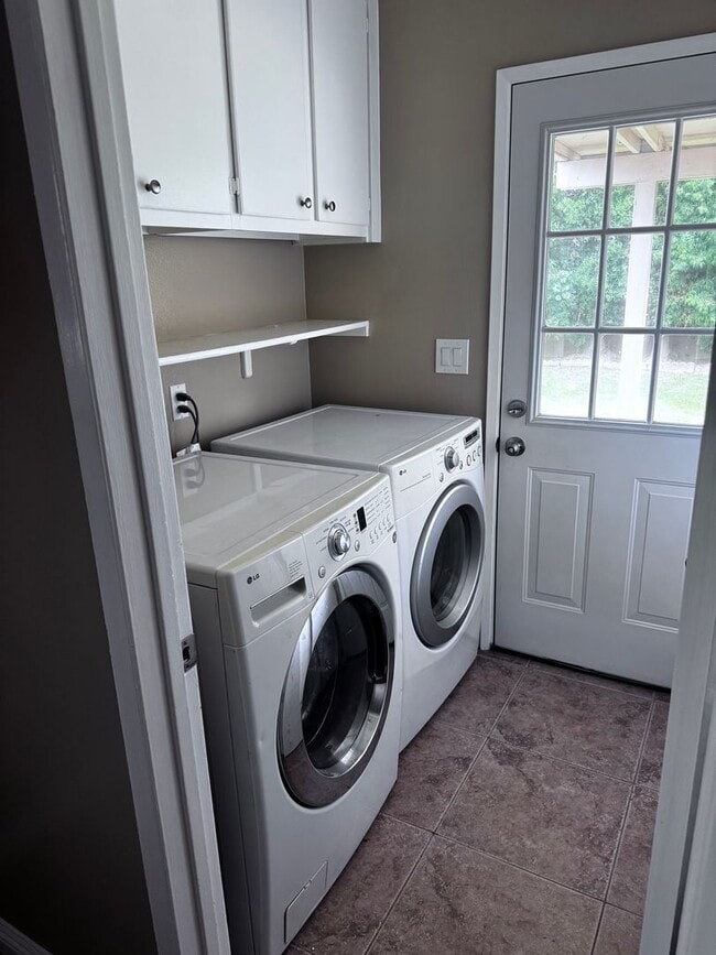 Building Photo - Beautiful 4 bed 2 baths house in a great a...