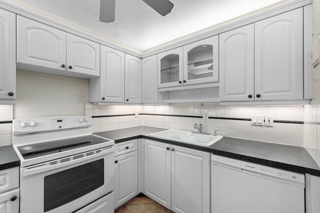 Building Photo - 120 Cypress Club Dr