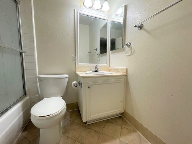 Building Photo - Centrally Located McKeon Condo