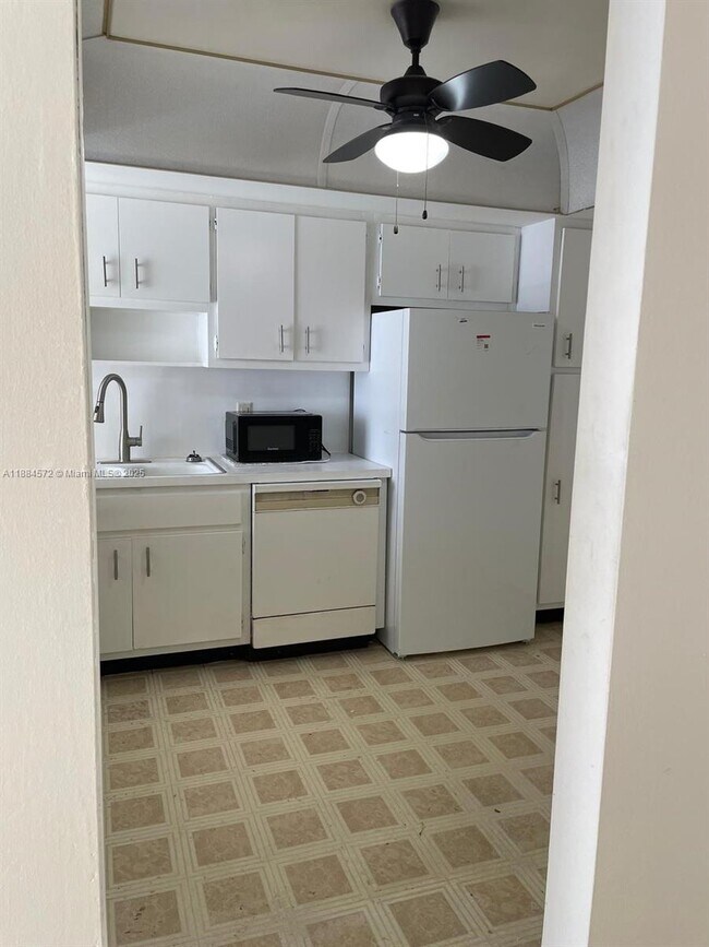 Building Photo - 1301 NE Miami Gardens Dr