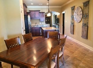 Building Photo - Creekside