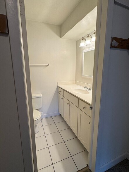 Building Photo - 2260 N Summit Ave