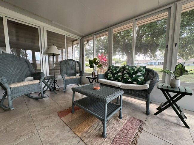 Building Photo - Perfect 2/2 Sarasota villa plus screened l...