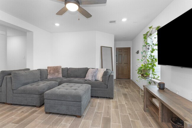 Building Photo - 5614 Grizzly Bear Wy