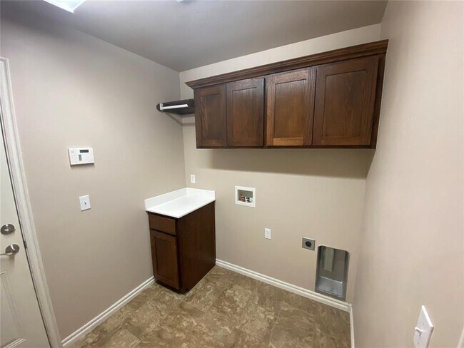 Building Photo - 2217 Crooked Oak Dr