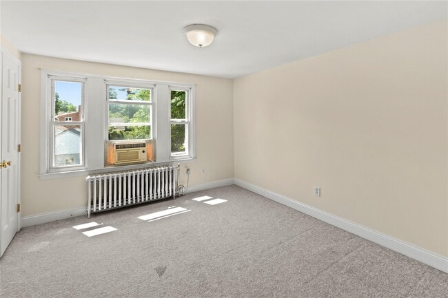 Building Photo - 76 Elm Ave