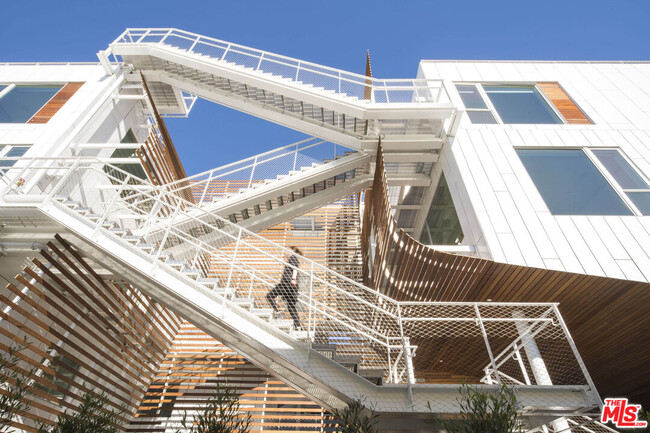 Building Photo - 935 N San Vicente Blvd